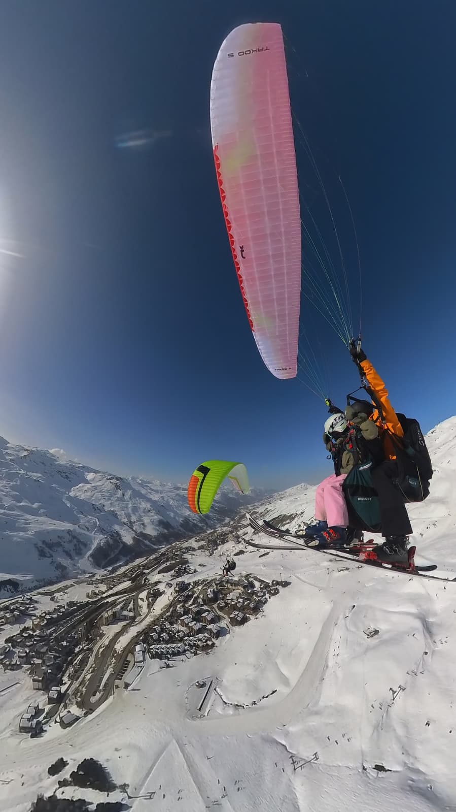 vol avec flypatrol partagé au-dessus des menuires